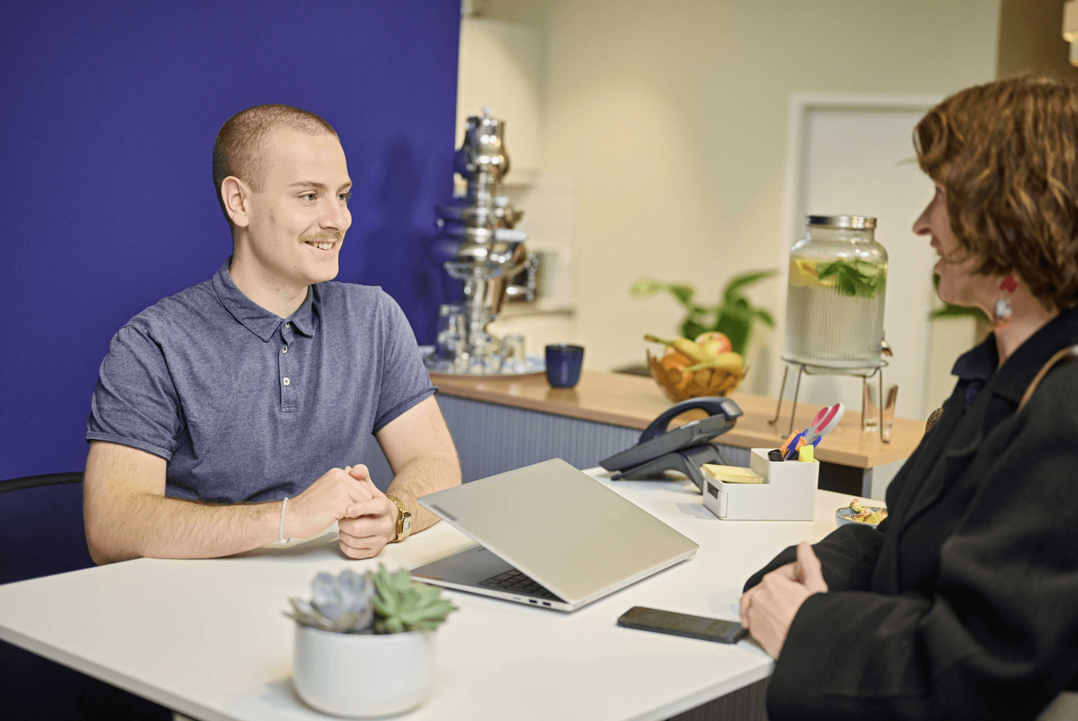 Beratungsgespräch bei Coco Coworking bei einer Probe-Besichtigung 