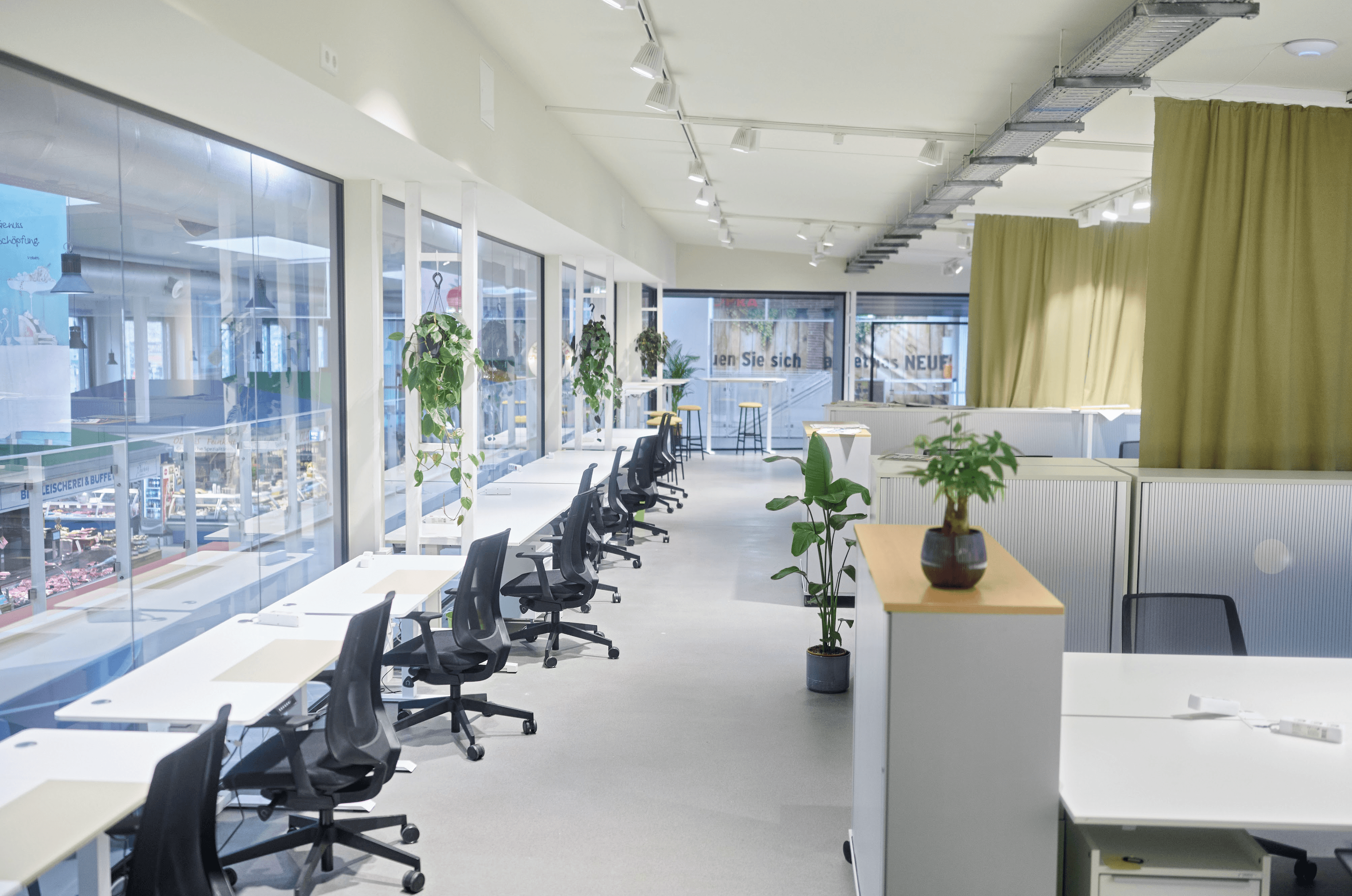 Unsere Arbeitsplätze (Working Stations) bei Coco Coworking mit Aussicht auf die Markthalle